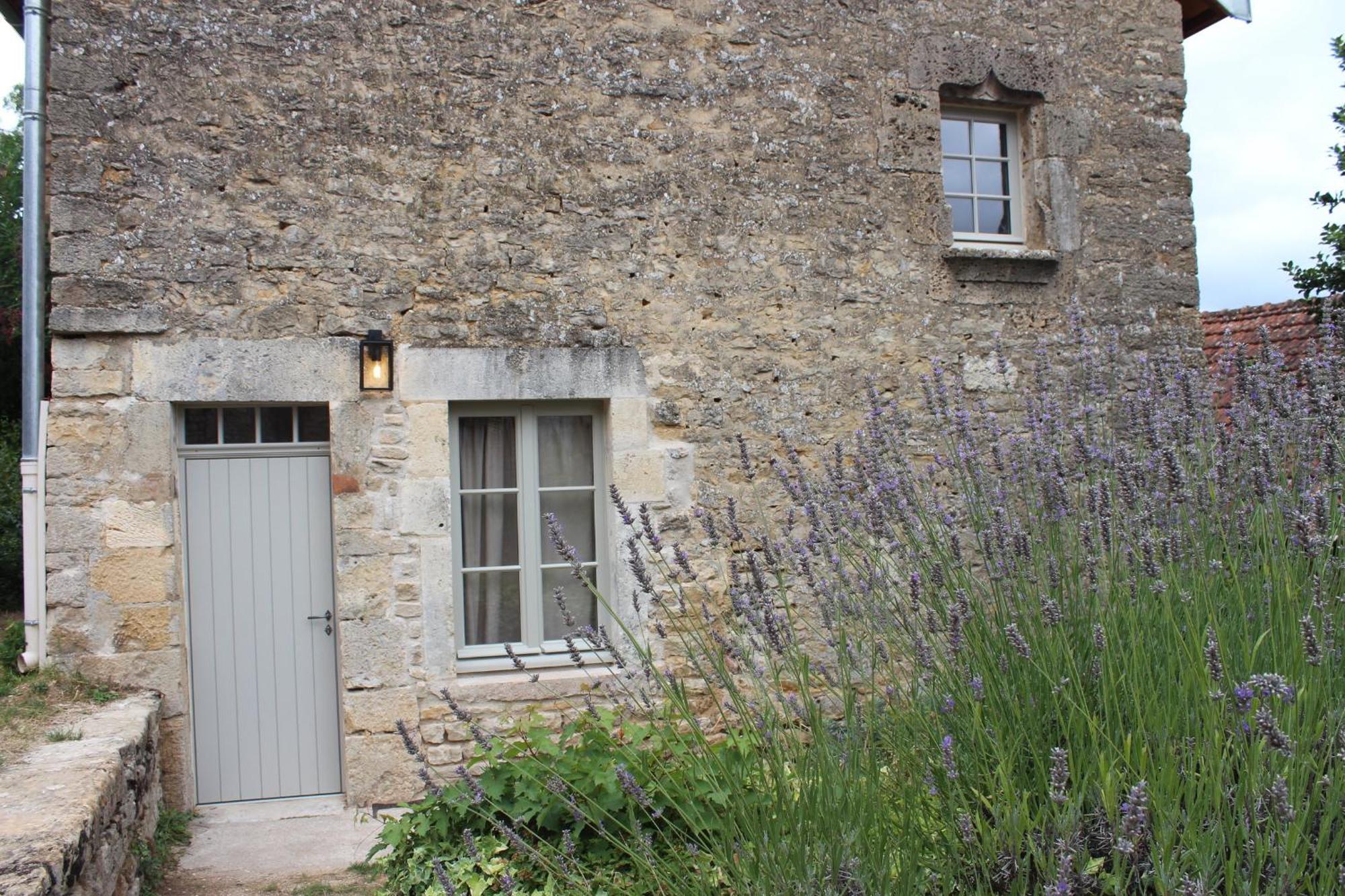 Chateauneuf Suites Exterior photo